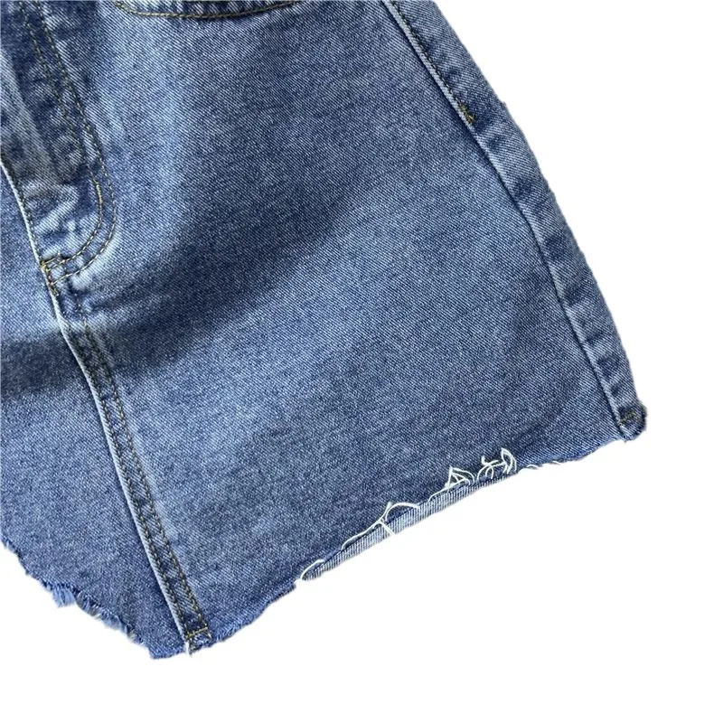 Jupes demi-corps en Denim irrégulier lavé et portées. Nouvelle mode d'été et jupe courte en Denim taille haute individuelle pour femmes