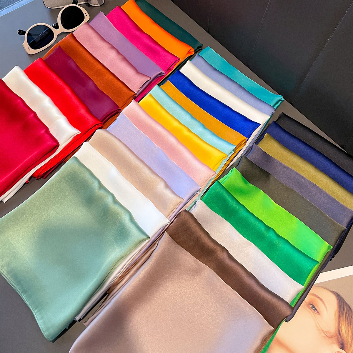 Foulard Hijab Uni 70x70cm pour Femme, Châle Carré en Satin Doux, Bandeau et Accessoire Cheveux pour Dames, Écharpe de Cou