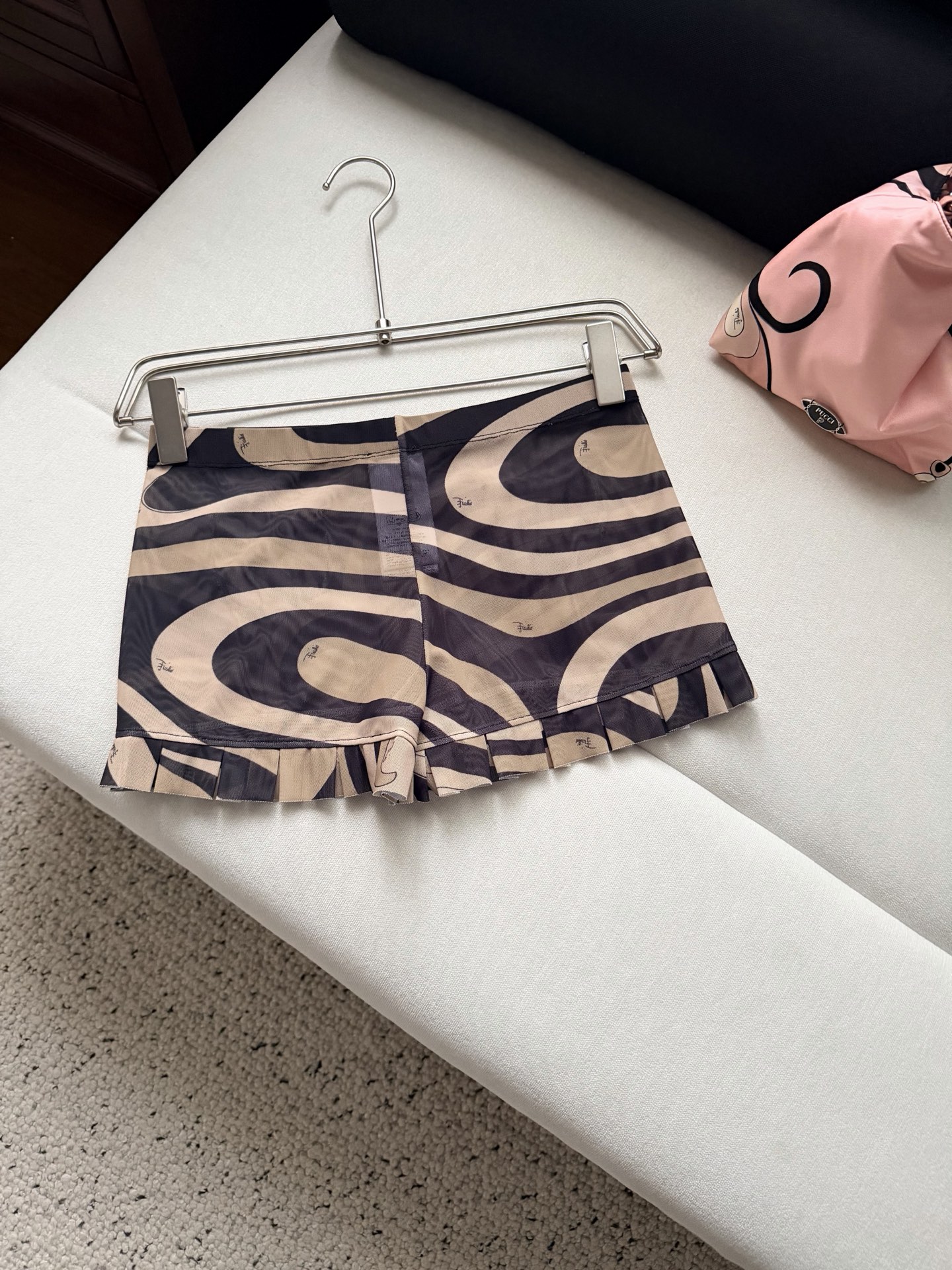 Chemise légère et transparente pour femme et short rayé minimaliste pour des vacances à la plage