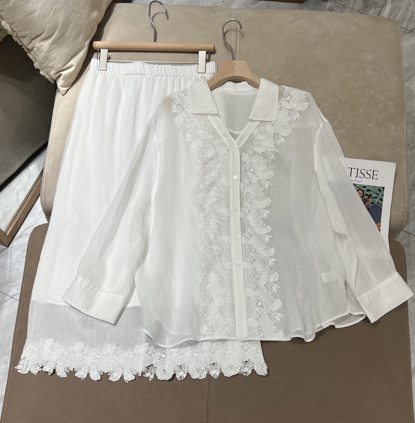 Chemisier léger brodé pour femme associé à une jupe à taille élastique avec ourlet brodé