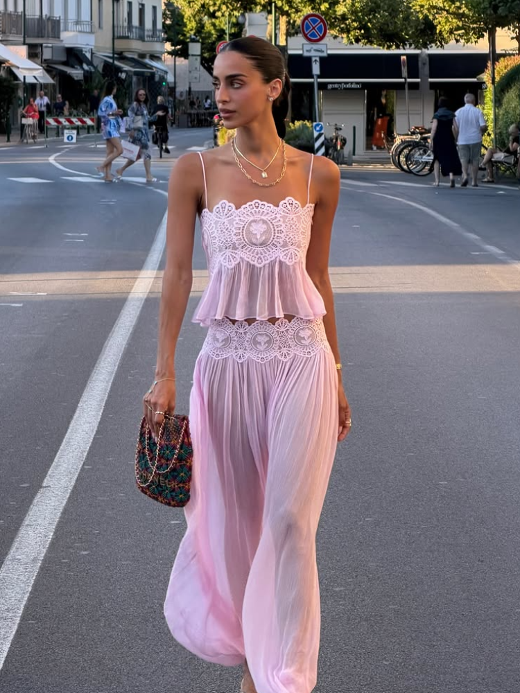 Ensemble deux pièces bohème pour femme en dentelle ajourée, décontracté, avec haut court à bretelles et volants et bas plissé taille haute, pour l'été 2026 et les vacances à la plage