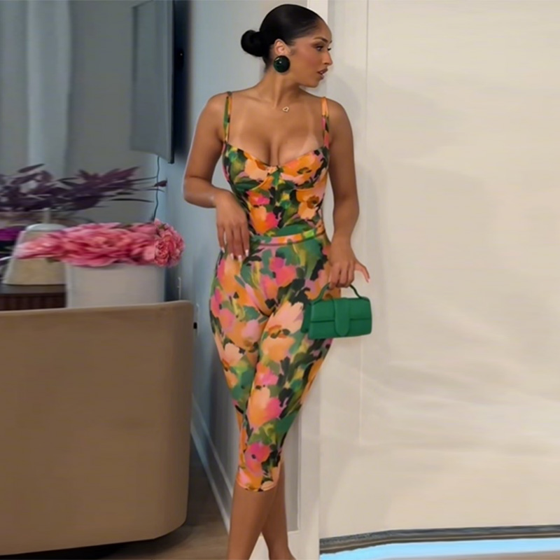 Ensemble deux pièces élégant à motif floral, corset dos nu avec décolleté cœur et pantalon court assorti, tenue tendance pour femmes, été, plage, soirée
