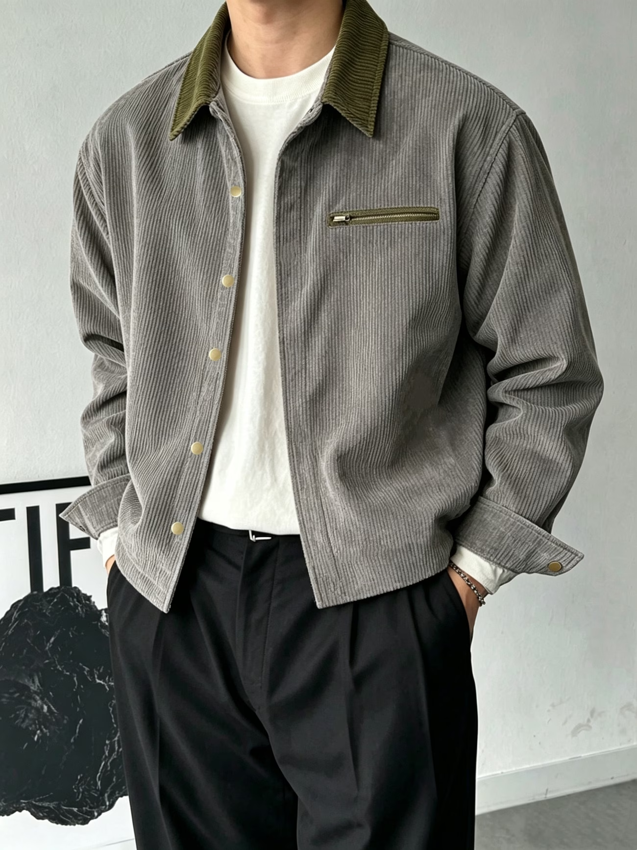 Veste vintage pour homme en velours côtelé, col contrasté, manches longues, coupe ample, poche zippée, vêtement décontracté de style streetwear.