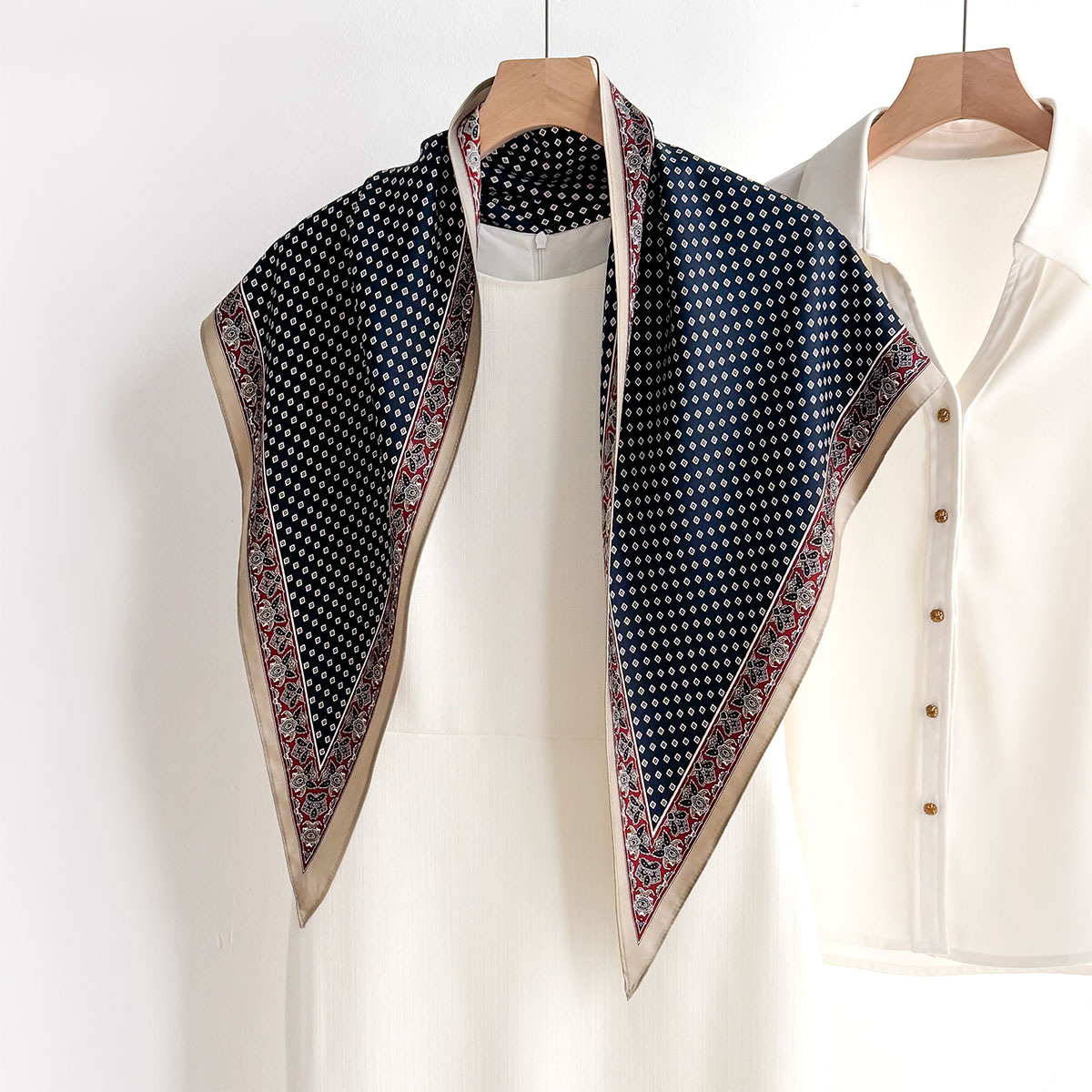 Écharpes en satin doux imitation soie, foulards carrés tendance pour femmes, bandanas, hijab de luxe, foulards élégants, châles.
