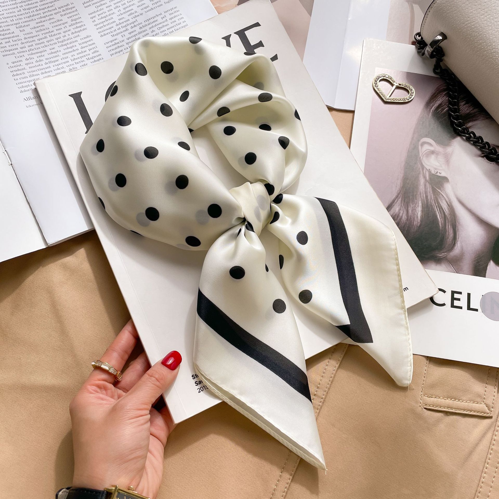Haute qualité noir blanc foulard en soie foulard carré en soie pour femmes sac à main écharpe de luxe pour les femmes foulard en soie de créateur