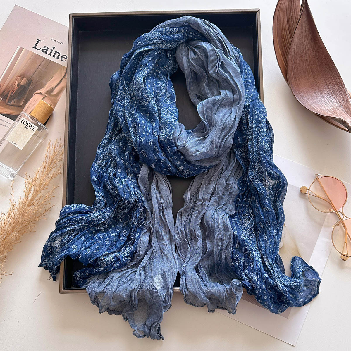 Écharpe longue légère en mélange de coton et de lin froissé pour femmes, motif paisley dégradé ombré, texture voile de Bali, grand châle pour le cou.