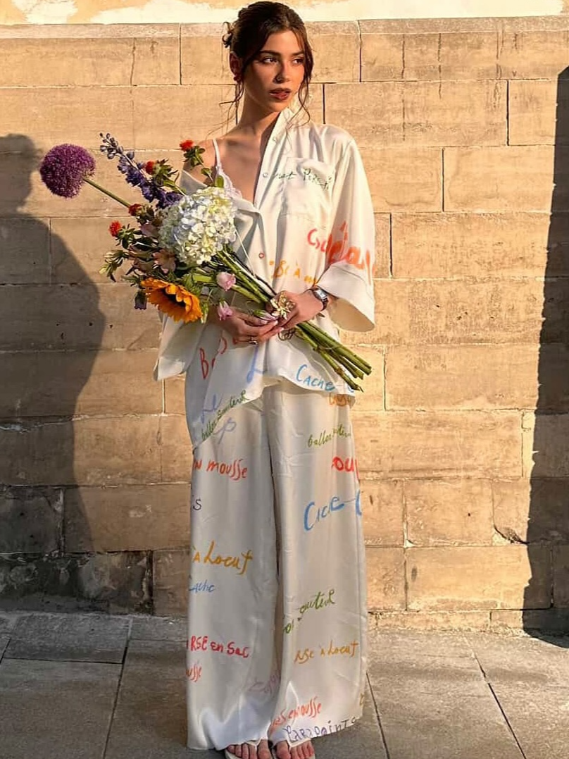 Ensemble deux pièces pour femme : chemisier coloré imprimé lettres graffiti à col revers et pantalon large – Tenue de vacances