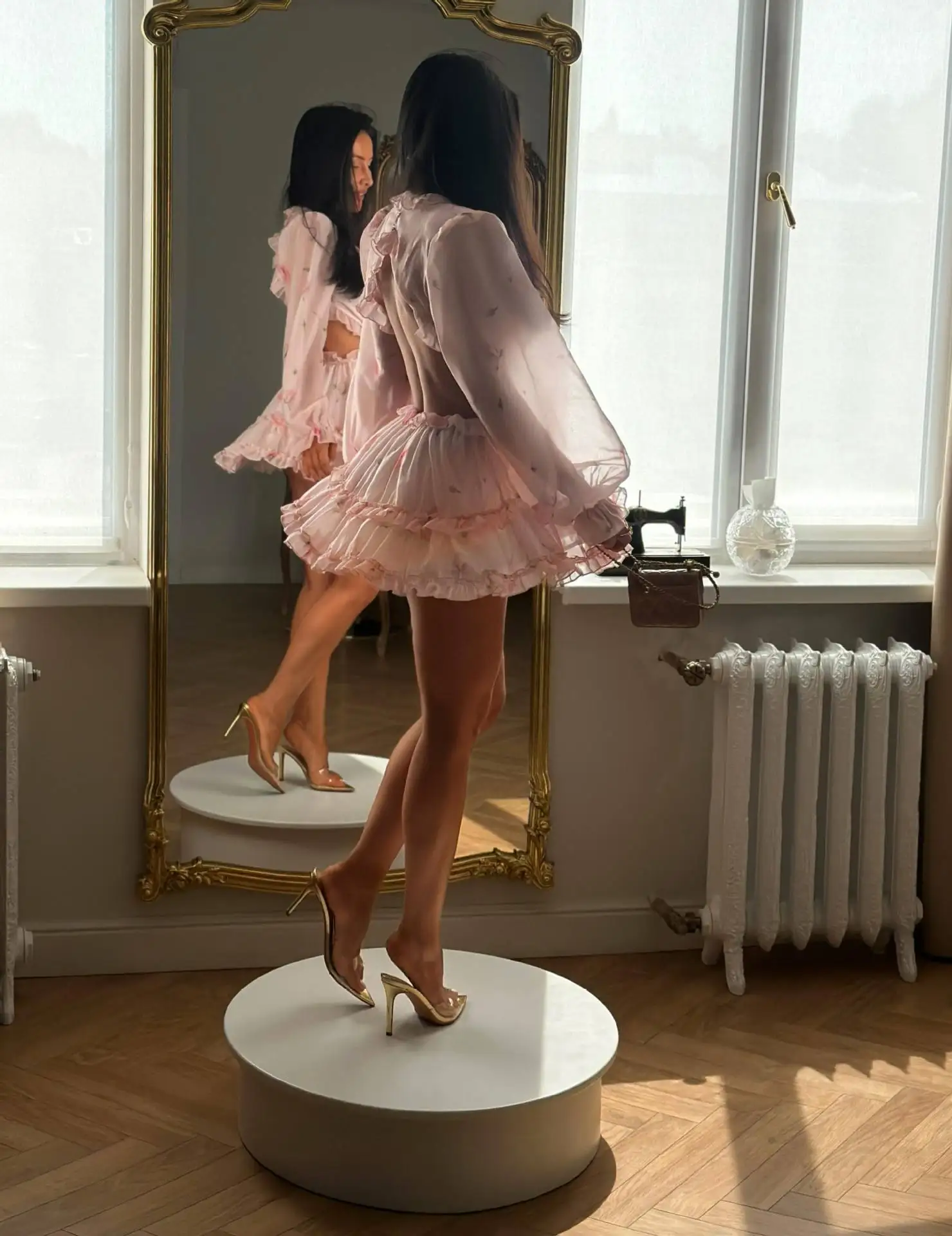 Robe mini en mousseline rose à imprimé floral pour femme, manches bouffantes, dos nu, découpes à la taille, ourlet à volants étagés, collection 2026, robe de soirée décontractée