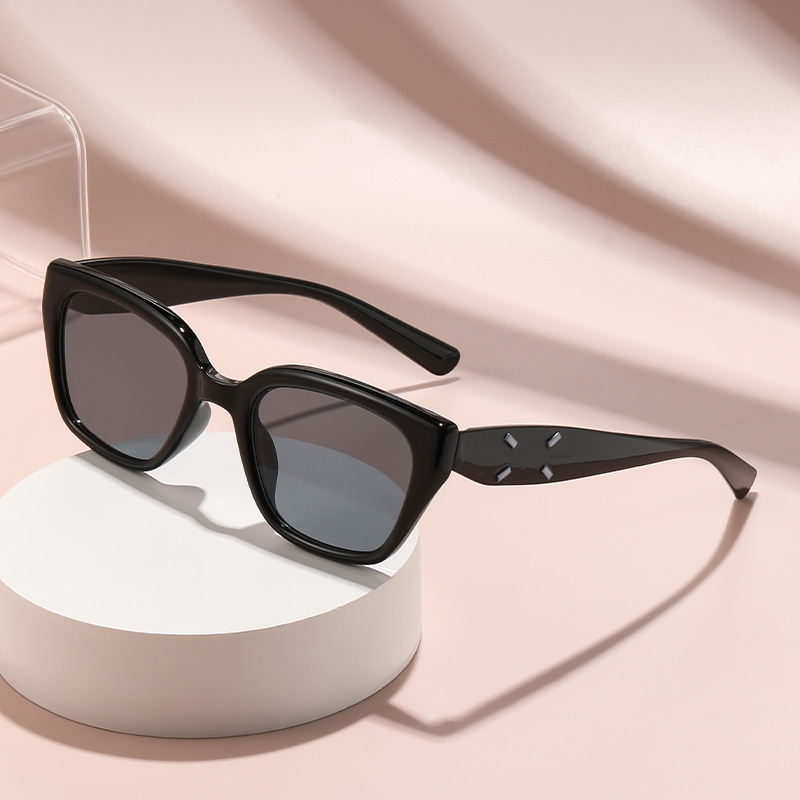Lunettes de soleil pour femmes avec visage haut de gamme, petites lunettes Anti-uv à grande monture rétro œil de chat 2025, nouvelles lunettes de soleil 9673