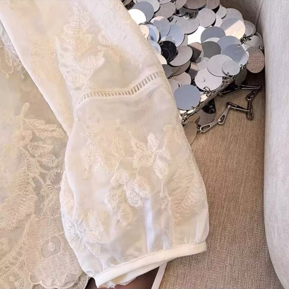 Chemise en dentelle pour femme avec broderie et boutons à nœuds