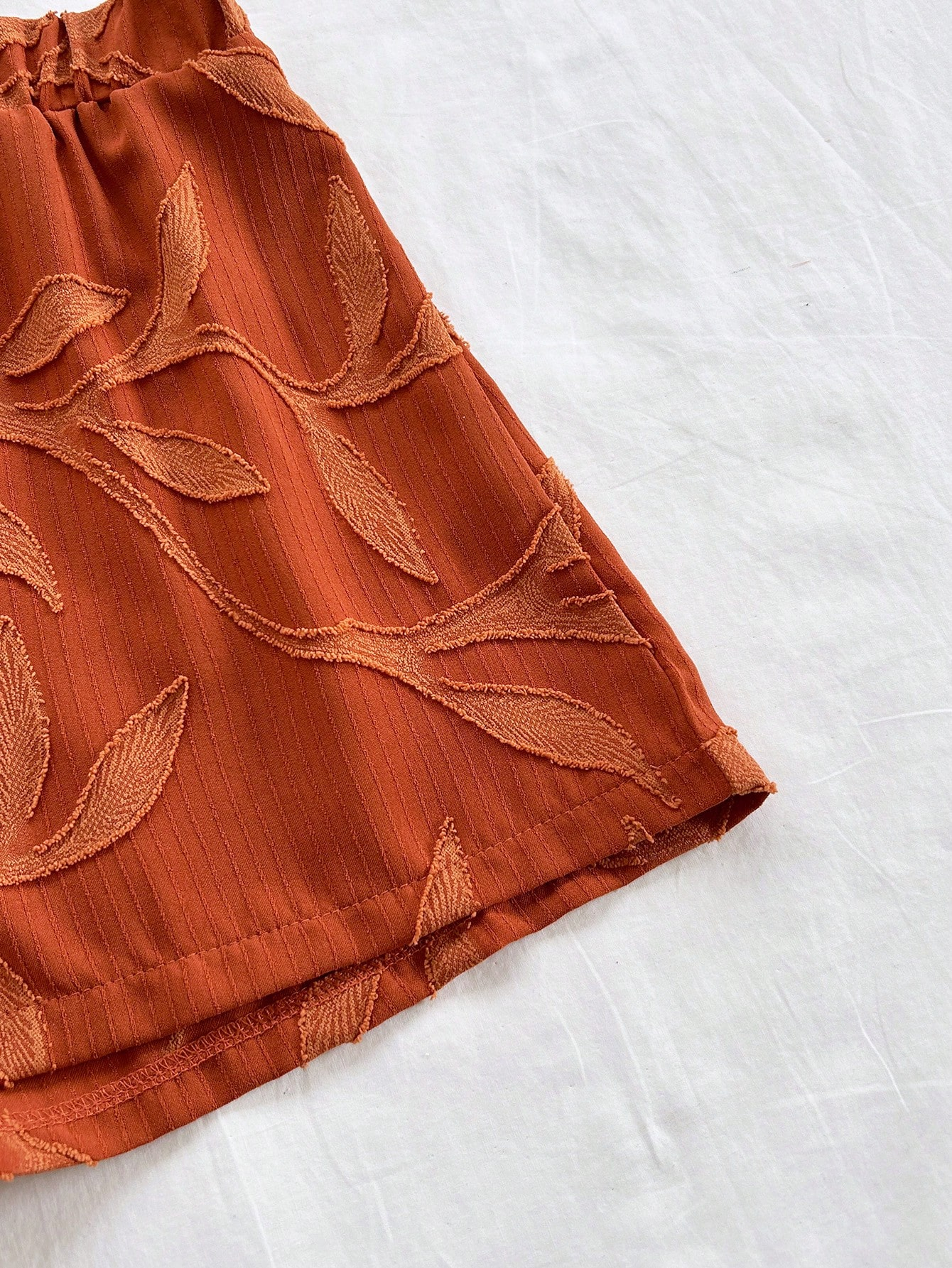 Ensemble 2 pièces pour femmes comprenant un haut imprimé orange-rouge et un short décontracté, parfait pour le quotidien, les vacances, les fêtes et les rendez-vous