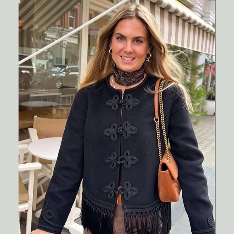 Veste noire pour femme, design élégant avec boutons noués, col rond, ourlet à franges, veste courte, nouvelle collection automne, chic pour le travail, le bureau et les soirées.