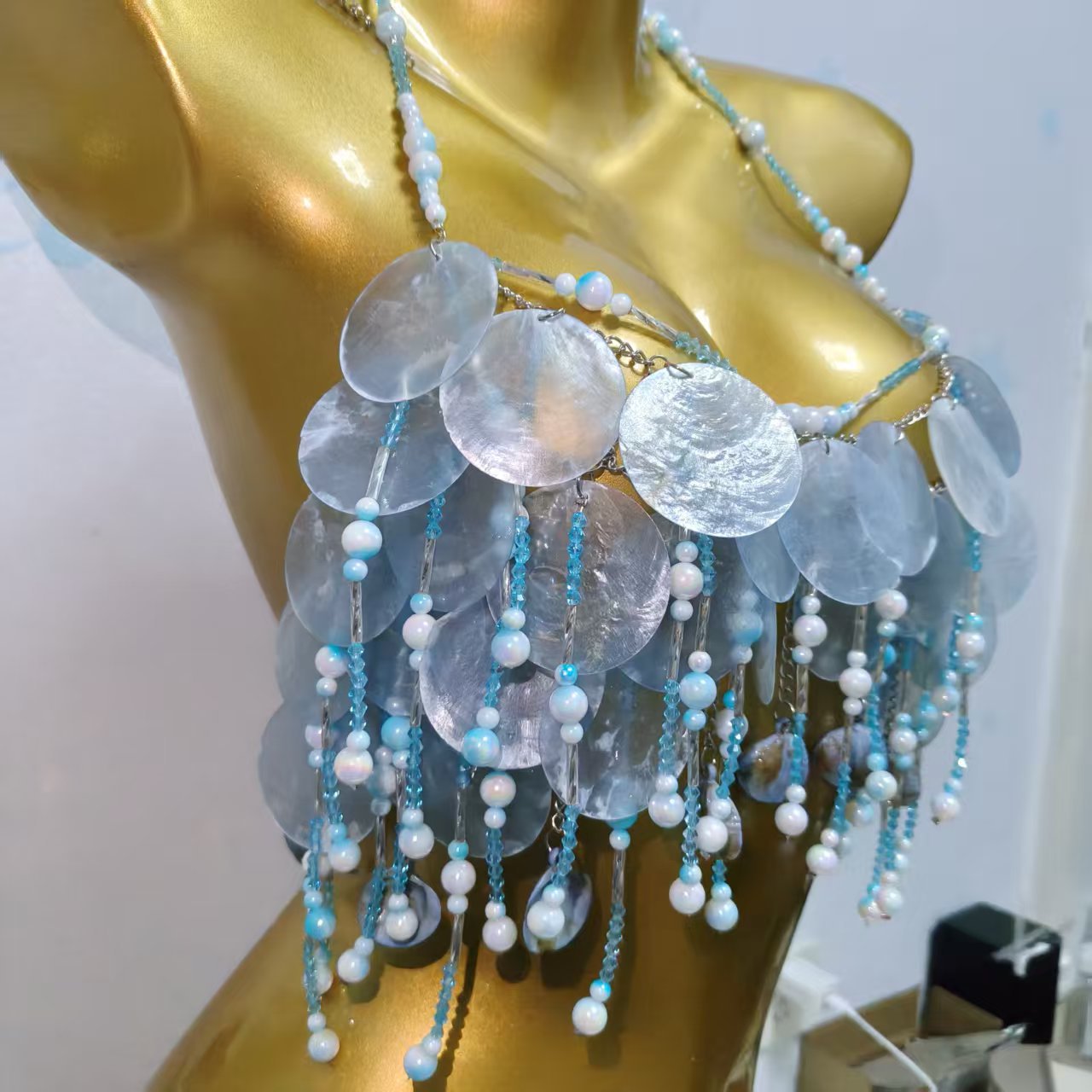 Chaîne de corps artisanale en résine perlée et coquillages, style haut de bikini, dos nu, licou, camisole, avec pompons, pour l'été, la plage et les tenues de soirée