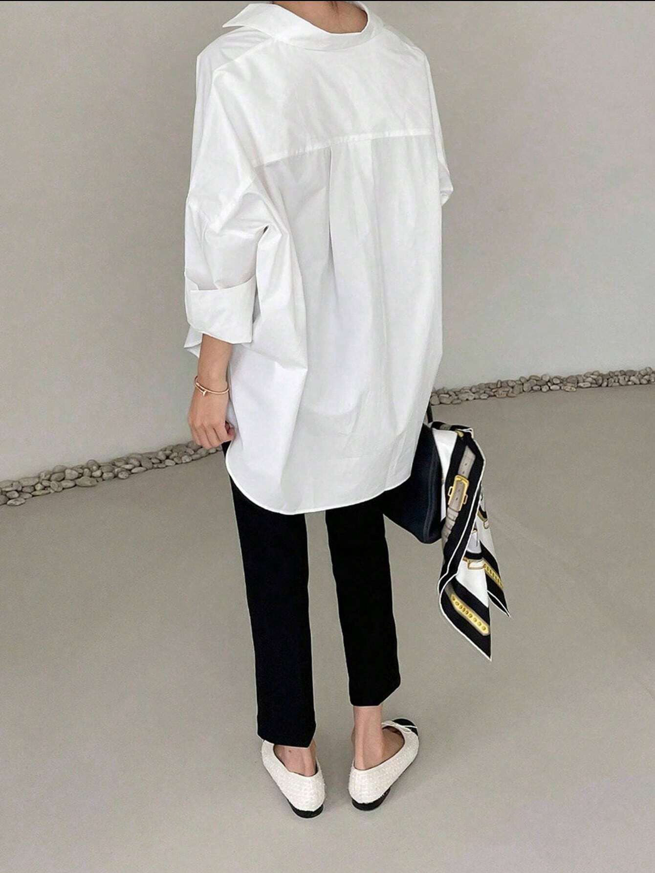 Chemisier blanc oversize pour femme, coupe ample, manches longues, col rabattu élégant, plissé au dos, idéal pour le bureau ou les occasions décontractées ou formelles