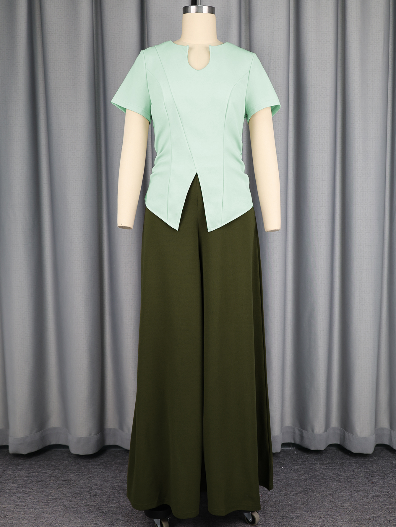 Ensemble décontracté deux pièces pour femme : haut chic à col en V et manches courtes, pantalon taille haute à jambes larges – Tenue quotidienne simple et élégante