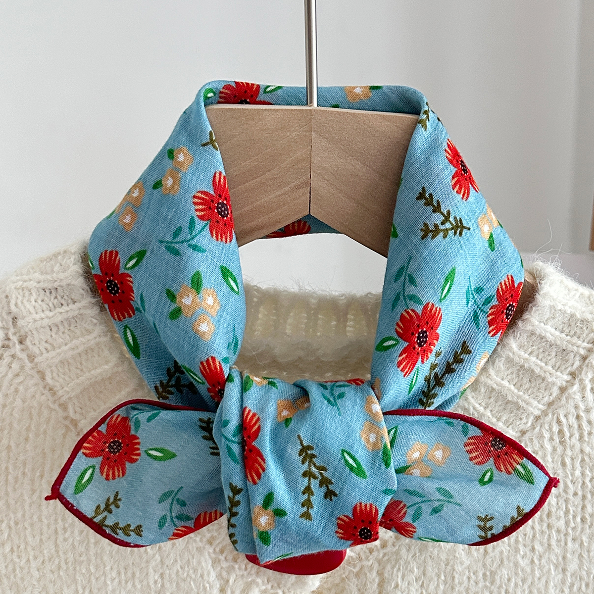 Printemps et été nouvelle petite écharpe en soie pour femmes, petite écharpe carrée bohème confortable et respectueuse de la peau, écharpe polyvalente européenne et américaine à imprimé de fleurs, bandeau écharpe 1 pièce