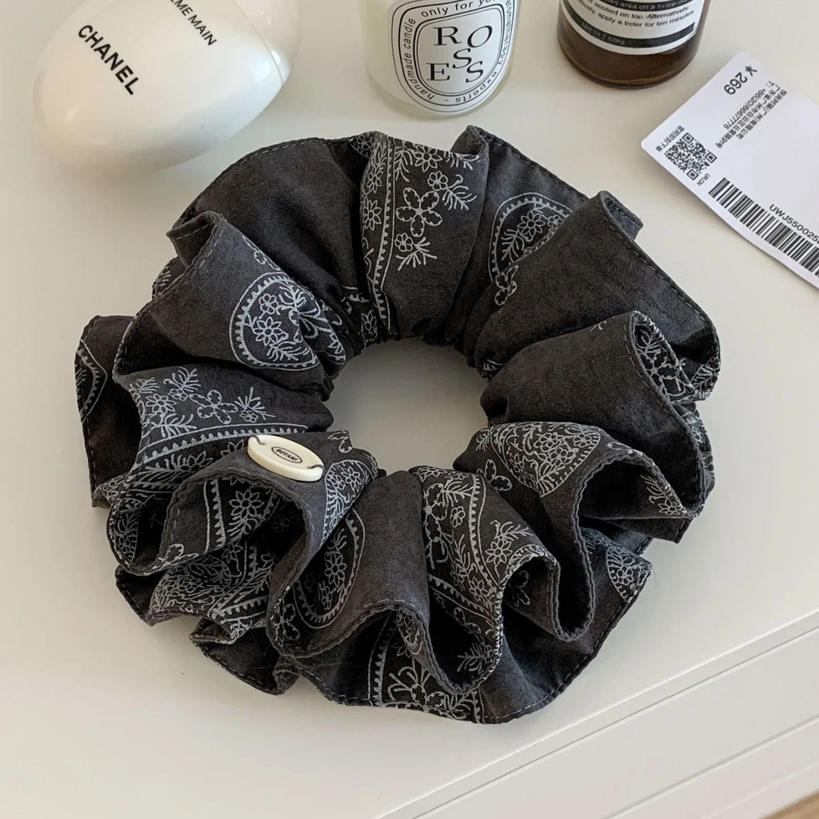Chouchous vintage à imprimé bandana pour femmes, élastiques à cheveux en tissu marron et gris, accessoires capillaires mignons et élastiques pour tous les jours.