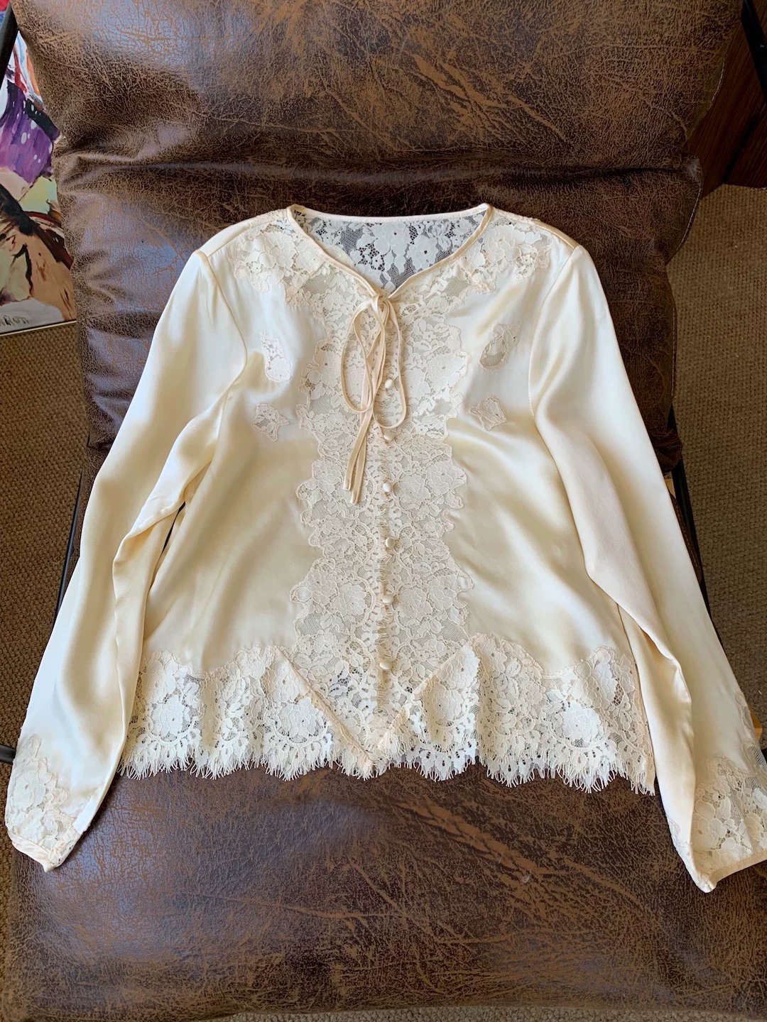 Chemisier élégant pour femme 100 % soie style français 2026 avec broderie en dentelle, col rond, manches longues et simple boutonnage
