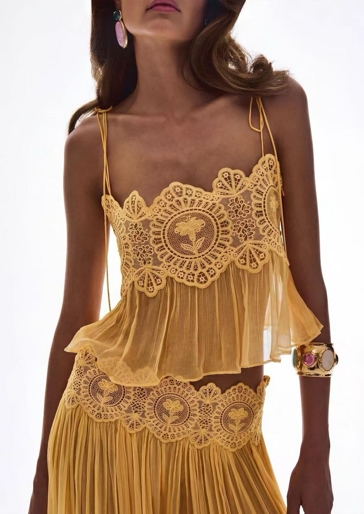 Ensemble de pantalons pour femmes en dentelle florale soluble dans l'eau, avec détails ajourés, comprenant un haut court à bretelles spaghetti et des volants, ainsi qu'un pantalon ample plissé de style lanterne, 2 pièces.