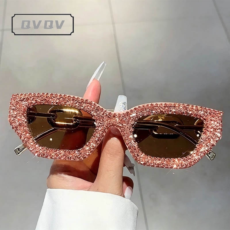 Lunettes de soleil œil de chat pour femmes avec chaîne dorée, design de marque de luxe, verres effet diamant brisé, tendance pour les soirées et la conduite