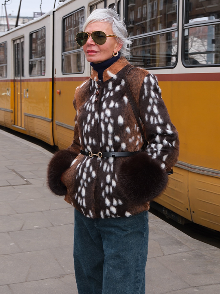 Veste sexy en patchwork de fourrure de léopard pour femmes, chic, à manches longues, imprimée, coupe ajustée, col rond, boutonnée, vêtement d'extérieur pour femmes, nouvelle collection automne-hiver 2026.