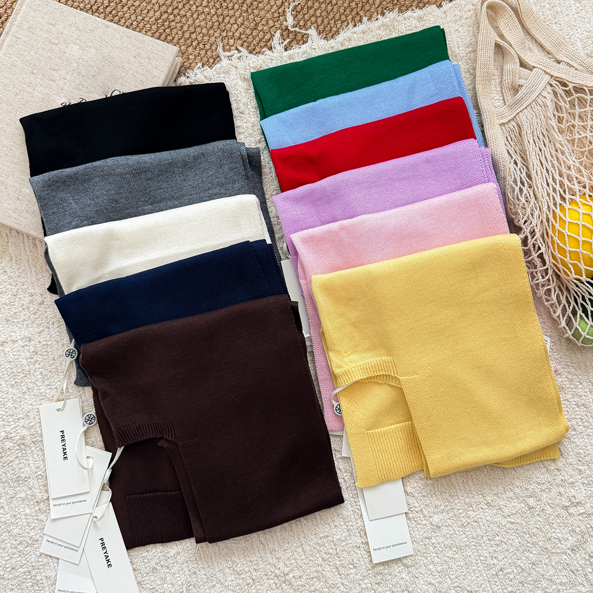 Un nouveau style de châle rayé arc-en-ciel pour femmes avec un cardigan de couleur contrastée pour les bureaux climatisés, une petite cape pour protéger les épaules et le cou