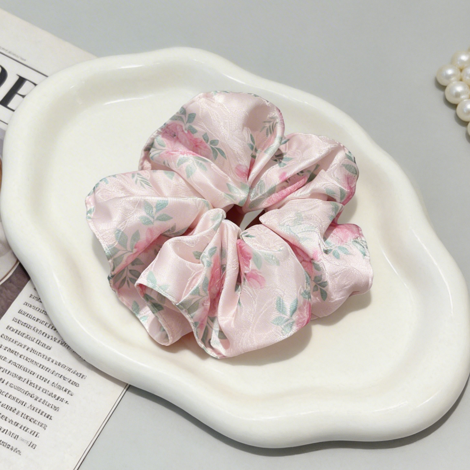 1PC Chouchou en satin rose à motif floral pour femme, élégant, imprimé roses, accessoire capillaire doux et soyeux pour le printemps, l'été et le quotidien