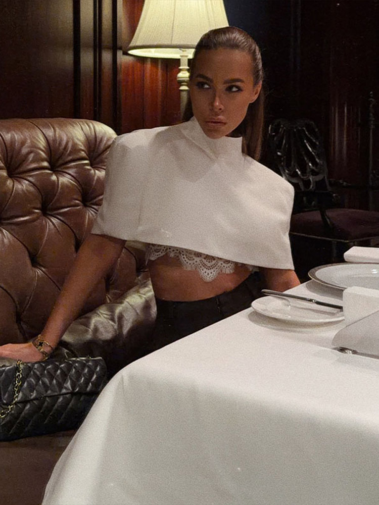 T-shirt élégant noir pour femme, coupe courte, avec épaulettes, col montant et manches courtes, style châle, collection Printemps-Été 2026, pour soirée