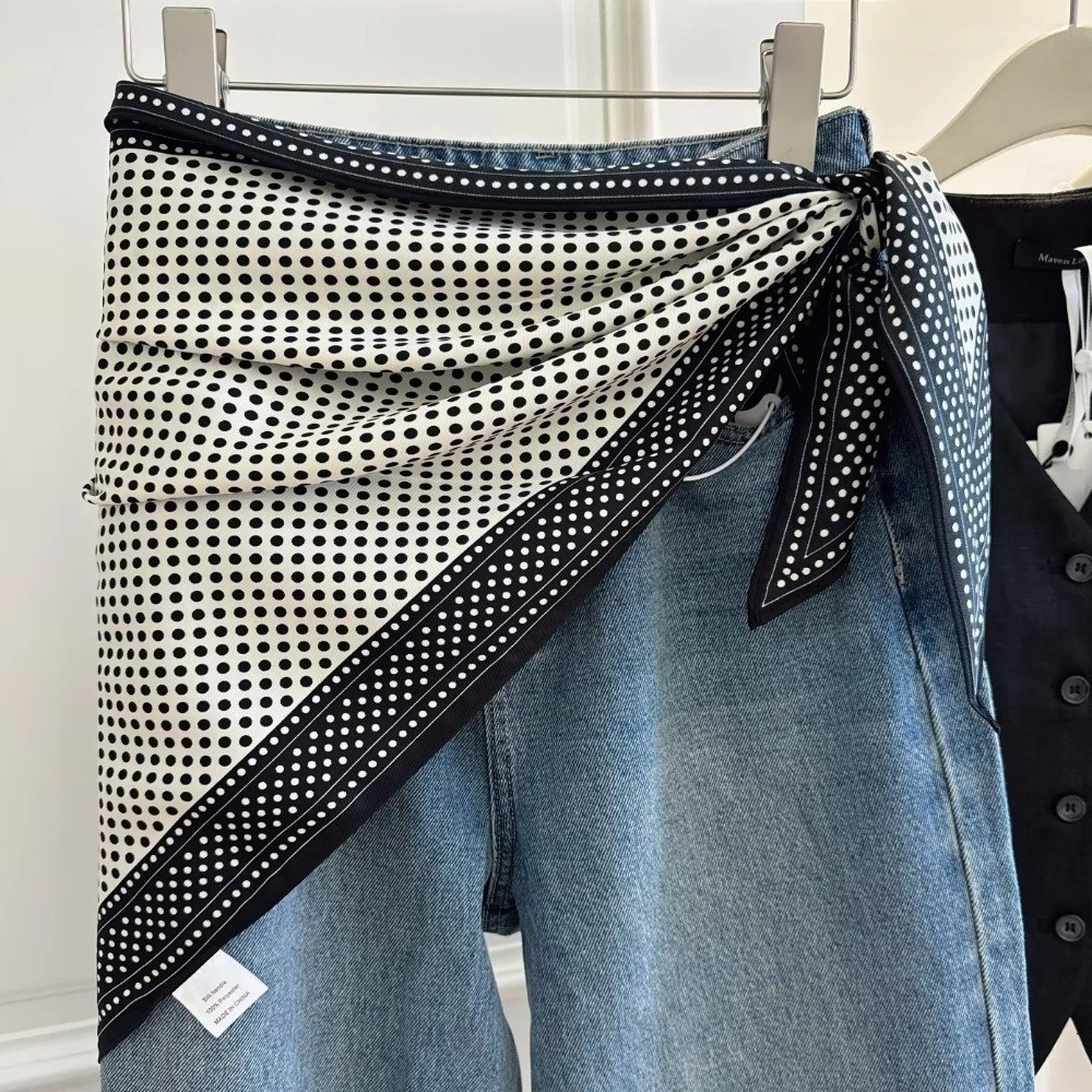 Écharpe triangulaire florale multifonctionnelle tendance en satin de soie pour femme, à porter avec un pantalon, comme cravate ou foulard décoratif, idéale pour l'été