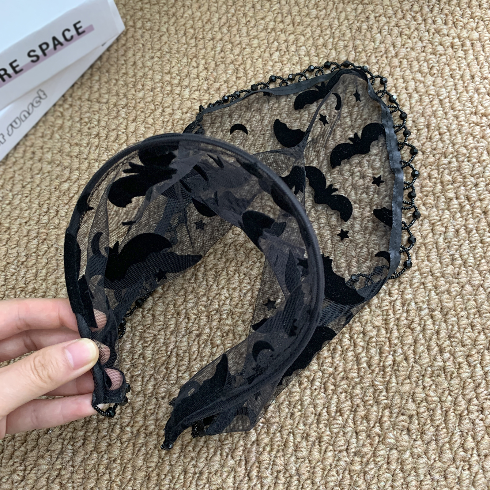 Serre-tête en tulle noir style gothique sombre, voile de mariée, coiffe avec bordure ornée de cristaux, accessoire de cheveux pour costume d'Halloween ou de fête.