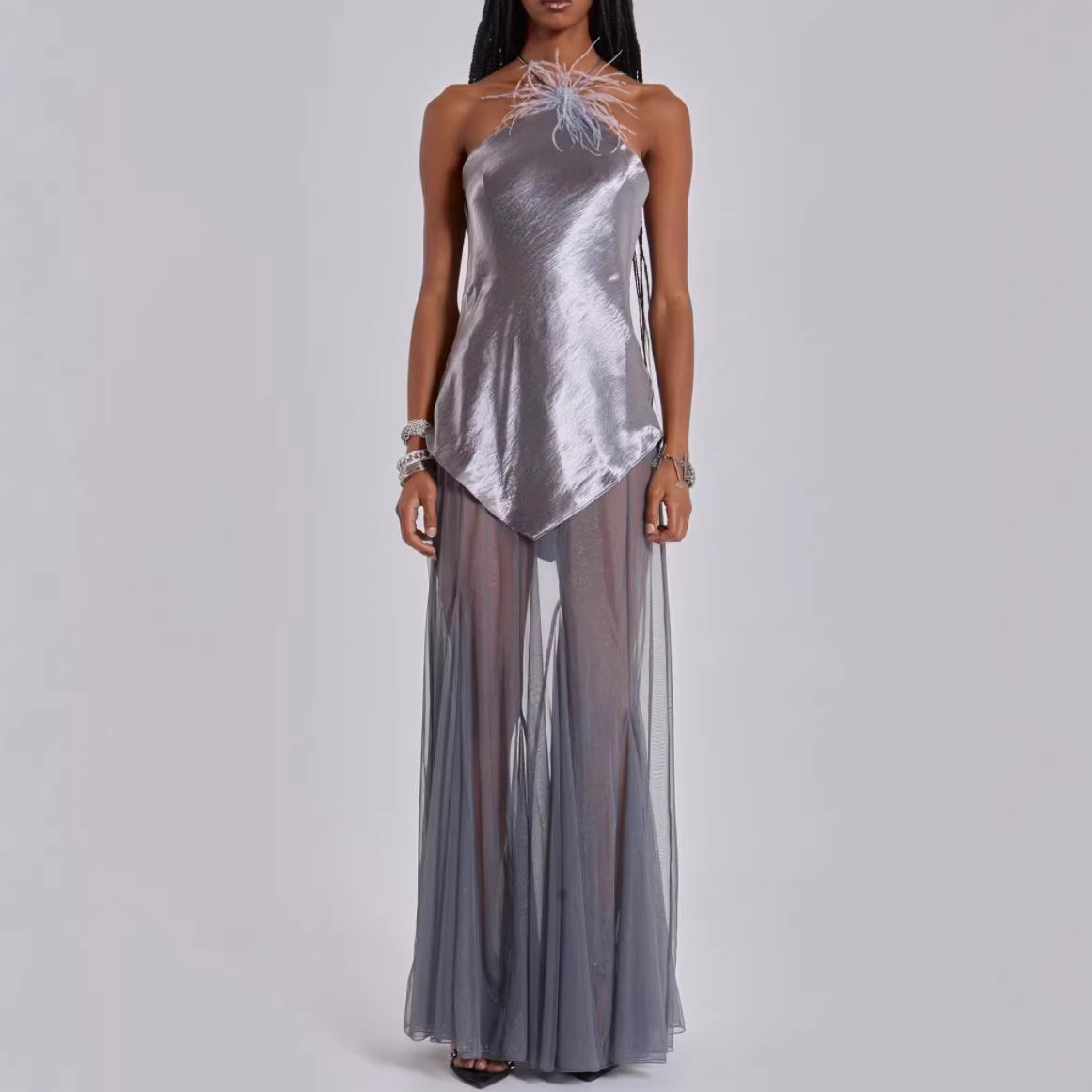 Nouvelle Robe Longue de Soirée de Luxe 2026 en Soie Satinée Color Block Noire avec Plumes et Col Halter Transparent – Style Élégant