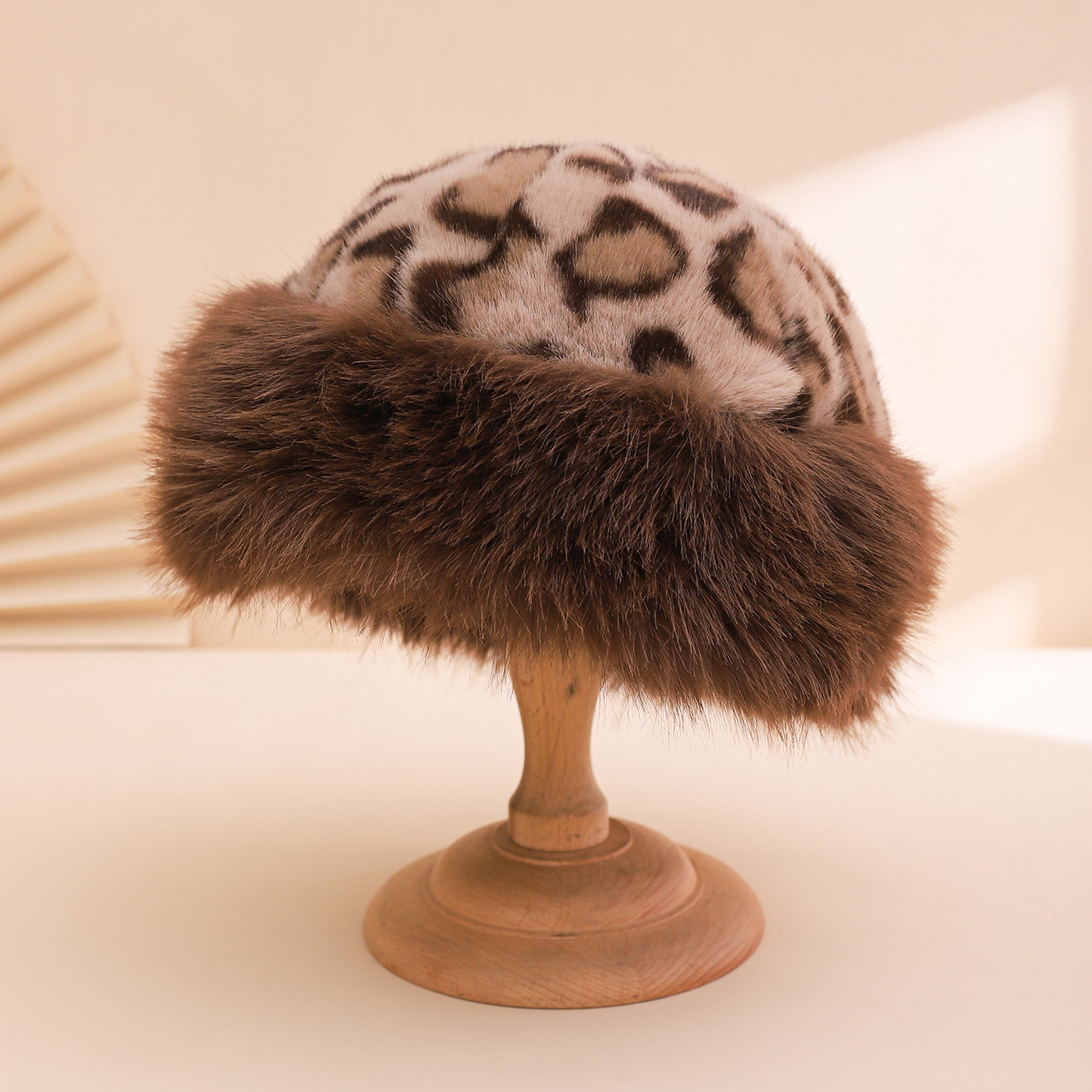 Nouveau chapeau mongole imprimé léopard transfrontalier, à la mode, chaud et doux, chapeau de pêcheur d'automne et d'hiver pour femmes, chapeau en velours