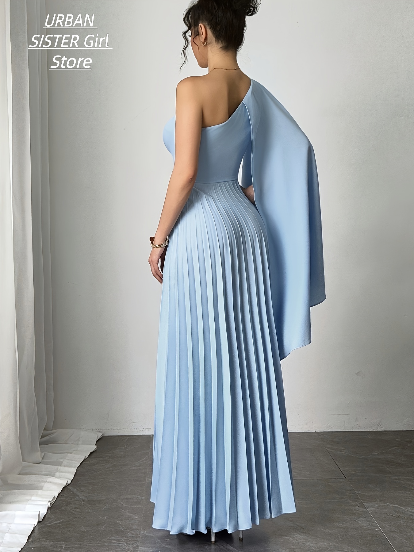 Robe longue, bleu clair, avec cape asymétrique, taille haute, plissée, longueur ras du sol, style élégant et minimaliste de luxe léger, idéale pour mariages, demoiselles d'honneur, invités, remises de diplômes, bals de promo, soirées cocktails, tissu fluide mat infroissable, tenue de soirée formelle pour femme