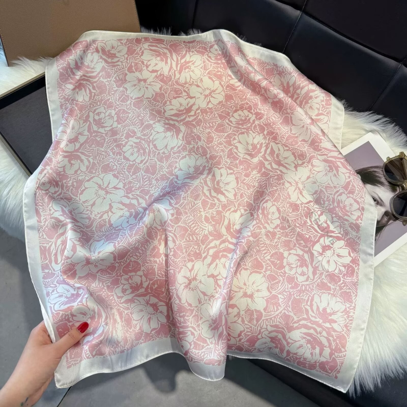 Foulard carré imprimé floral en satin de soie doux et léger pour femme, idéal pour l'été, la plage, les vacances, comme accessoire pour le cou ou les cheveux
