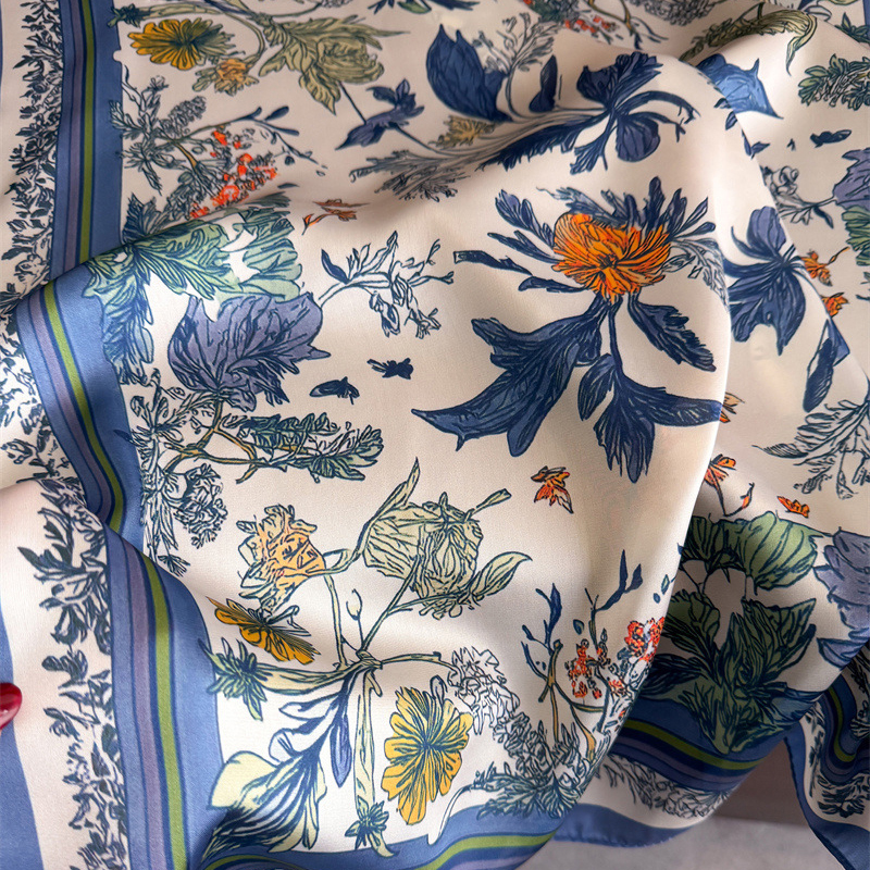 Foulard carré en soie pour femme, imprimé floral de luxe, en satin doux, utilisable comme cache-cou, hijab, bandeau, ou ruban de sac