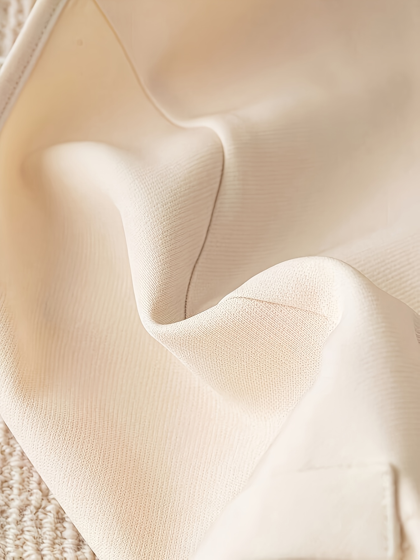 Vêtements pour femmes avec un col en V, un design sans manches et des plis à l'ourlet. Parfait pour les contextes décontractés ou professionnels avec