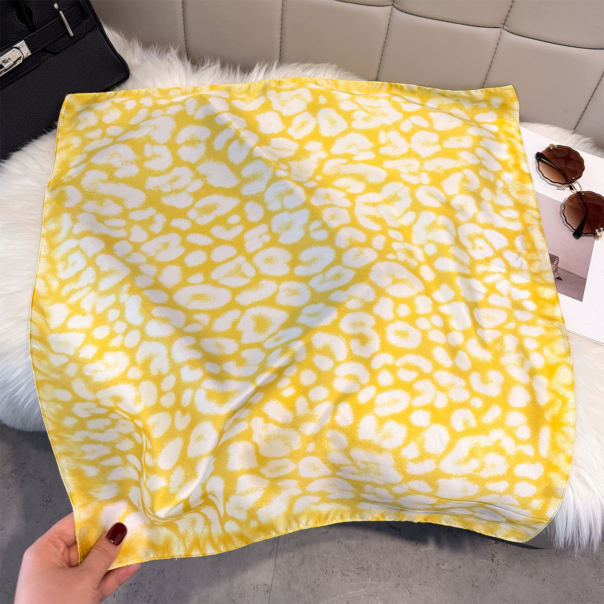 Nouvelle écharpe légère d'été à imprimé floral en fausse soie, petit foulard carré 70 cm, châle décoratif, cache-cou double usage pour femme