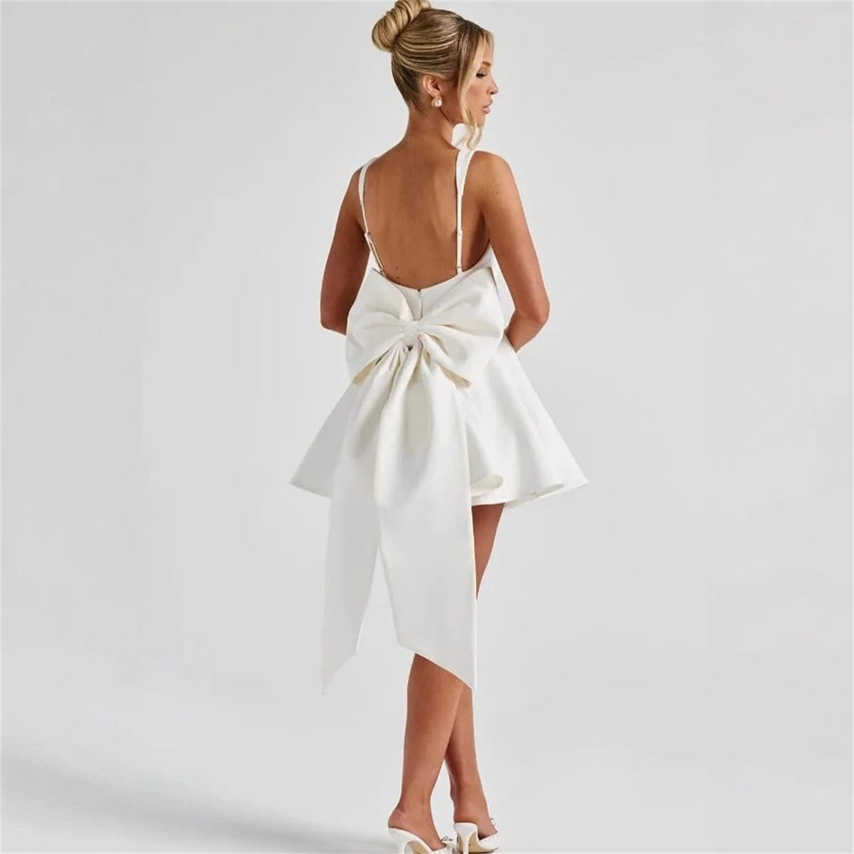 Robe Courte Blanche en Satin pour Femme, Col Carré, Bretelles Fines, Grand Nœud au Dos, Jupe Évasée – Idéale pour Mariage, Bal de Promo, Cocktail
