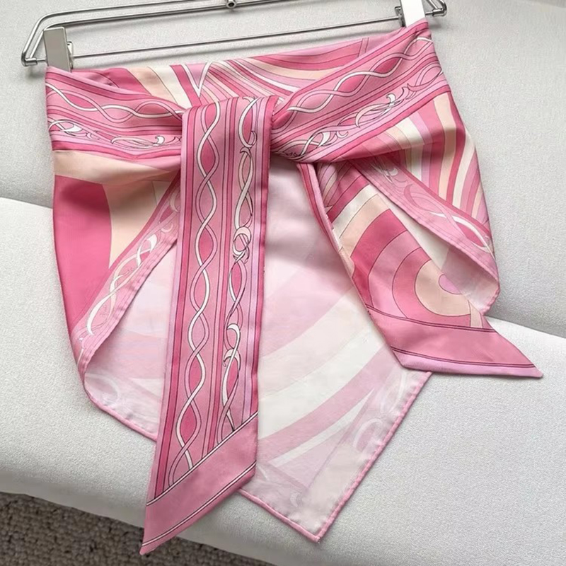 Foulard rose pour femme au design tendance avec logo signature de créateur, accessoires vestimentaires de luxe pour femme, bandana, écharpe