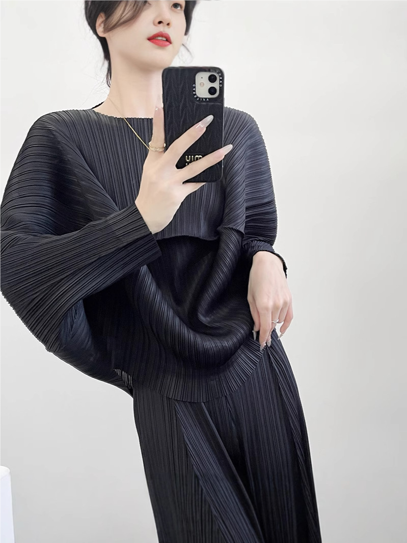 Haut à manches longues plissé à col rond et manches chauve-souris bordeaux pour femme, tissu brillant, mode décontractée, tenue quotidienne, tendance chic