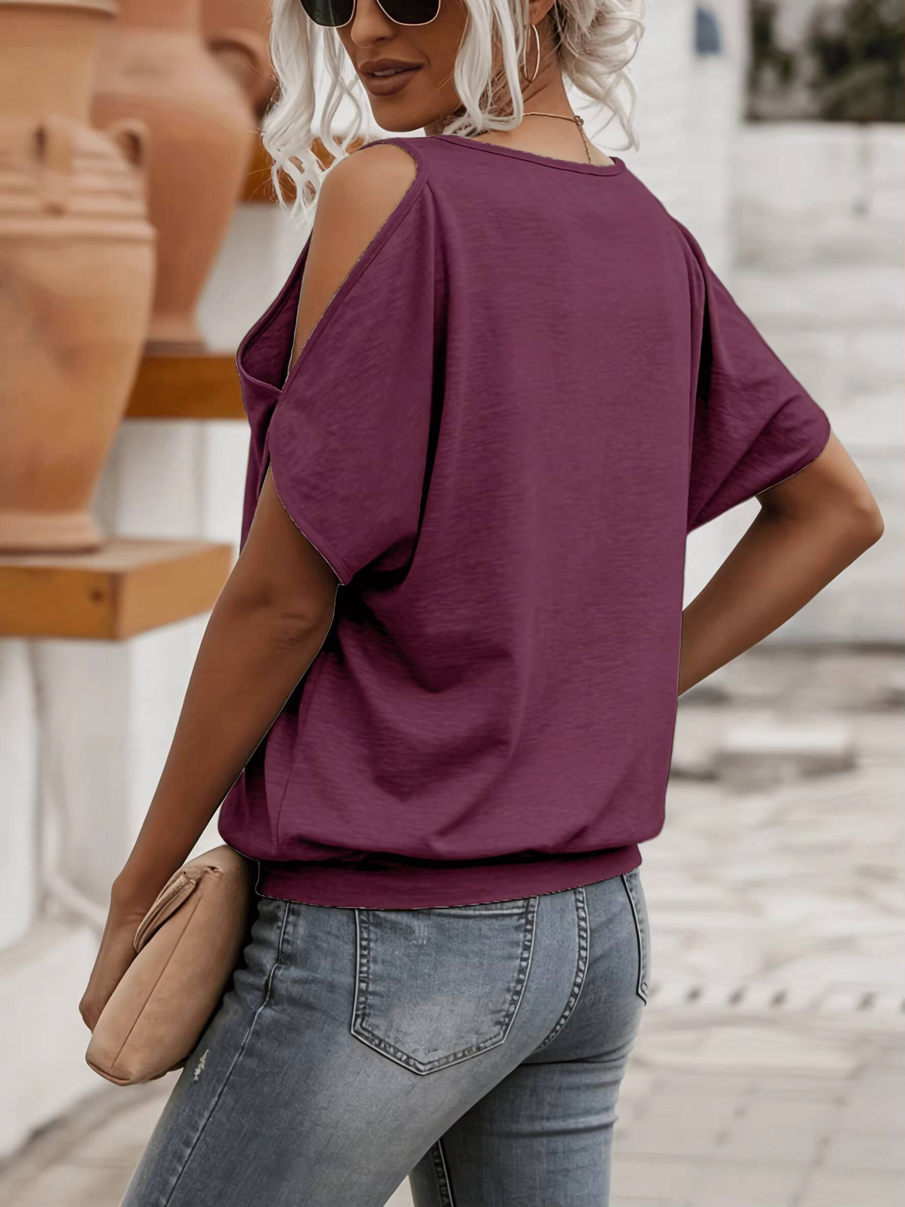 T-shirt femme décontracté à épaules dénudées, haut d'été à manches courtes, design ajouré, confortable et polyvalent, idéal pour le quotidien et la mode.