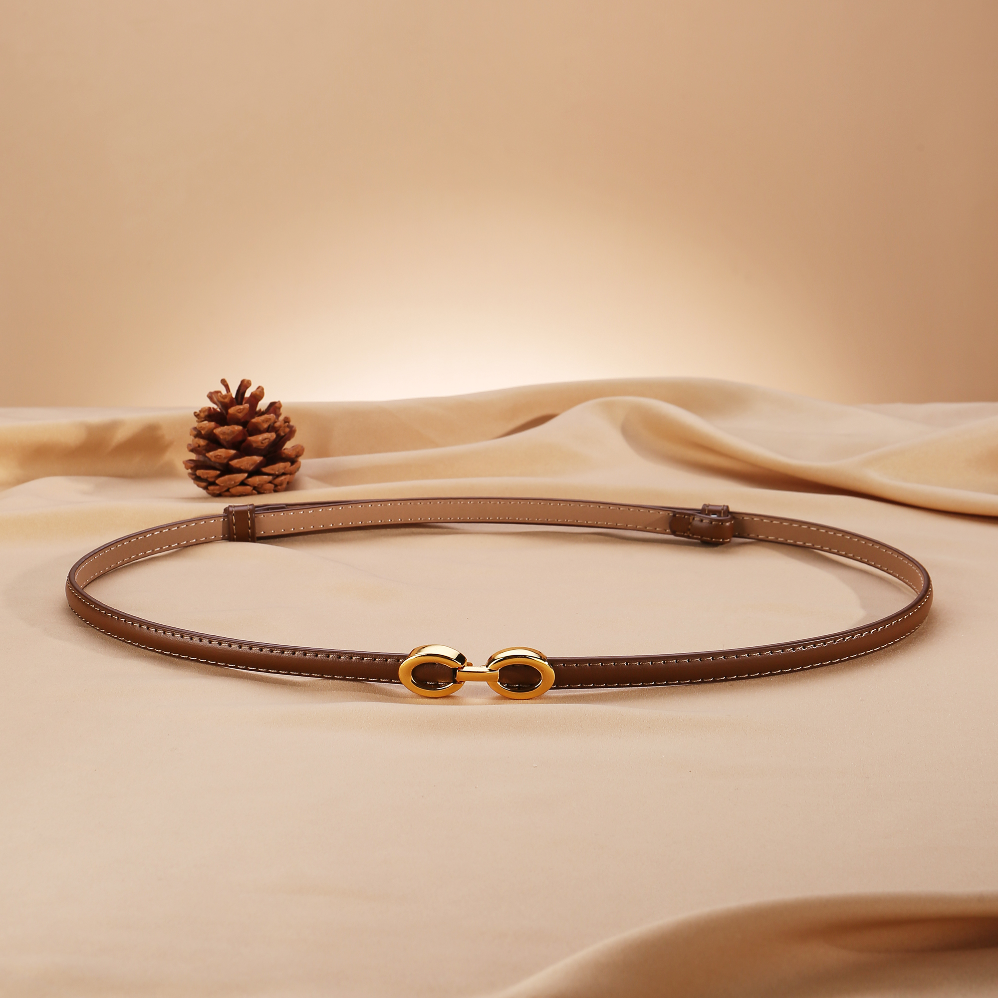 Ceinture fine en cuir véritable pour femmes, accessoire minimaliste et polyvalent pour robes, jupes, jeans et plus encore