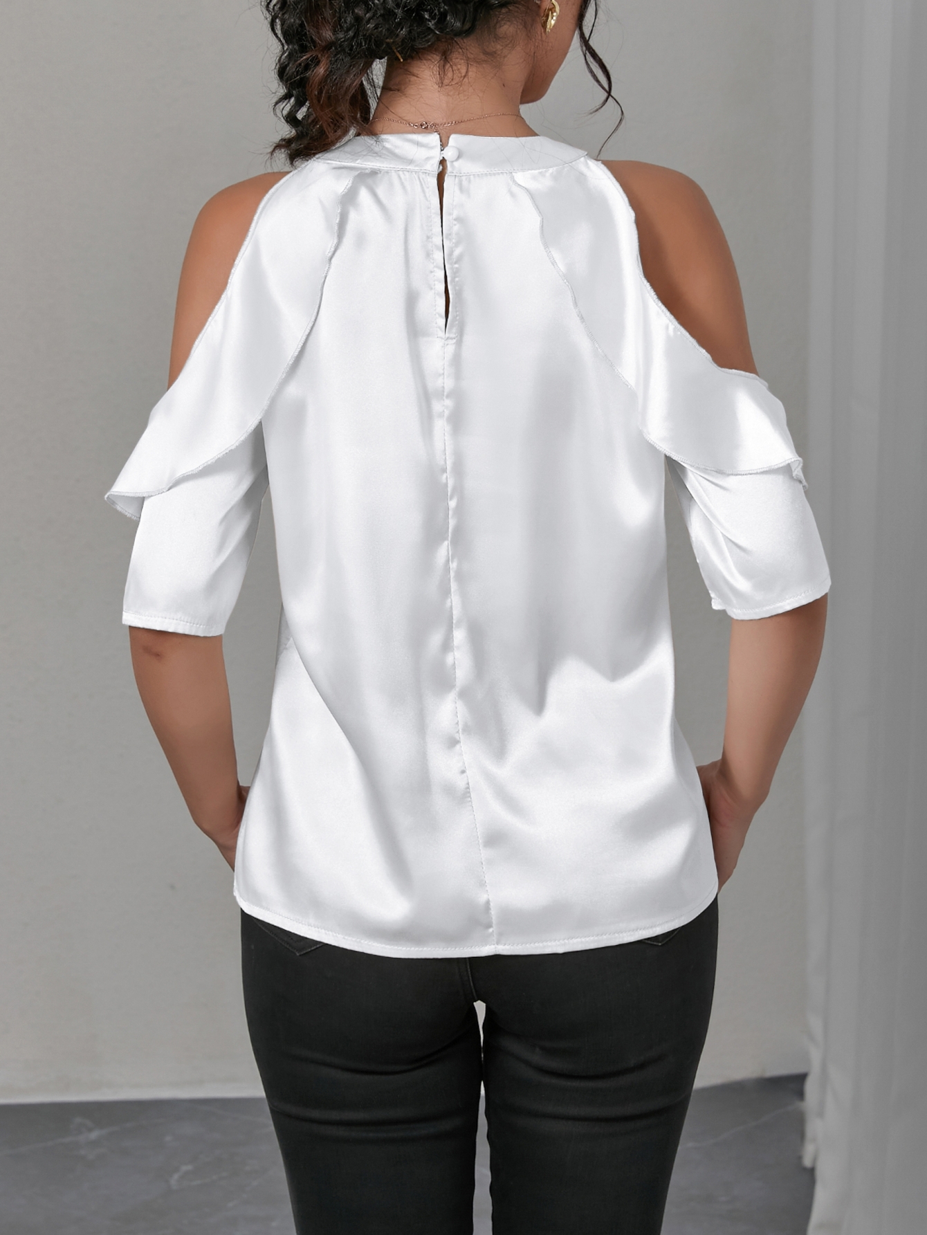 Chemisier élégant en satin pour femme, à épaules dénudées, avec nœud et volants, manches courtes, décontracté, pour le bureau