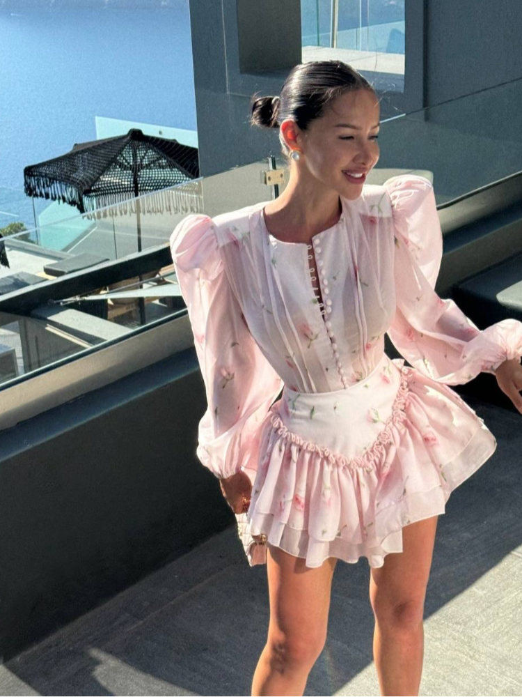 Robe courte en mousseline de soie transparente à fleurs roses pour femmes, manches longues bouffantes, fermeture éclair au dos, taille haute, volants superposés, tenue de vacances