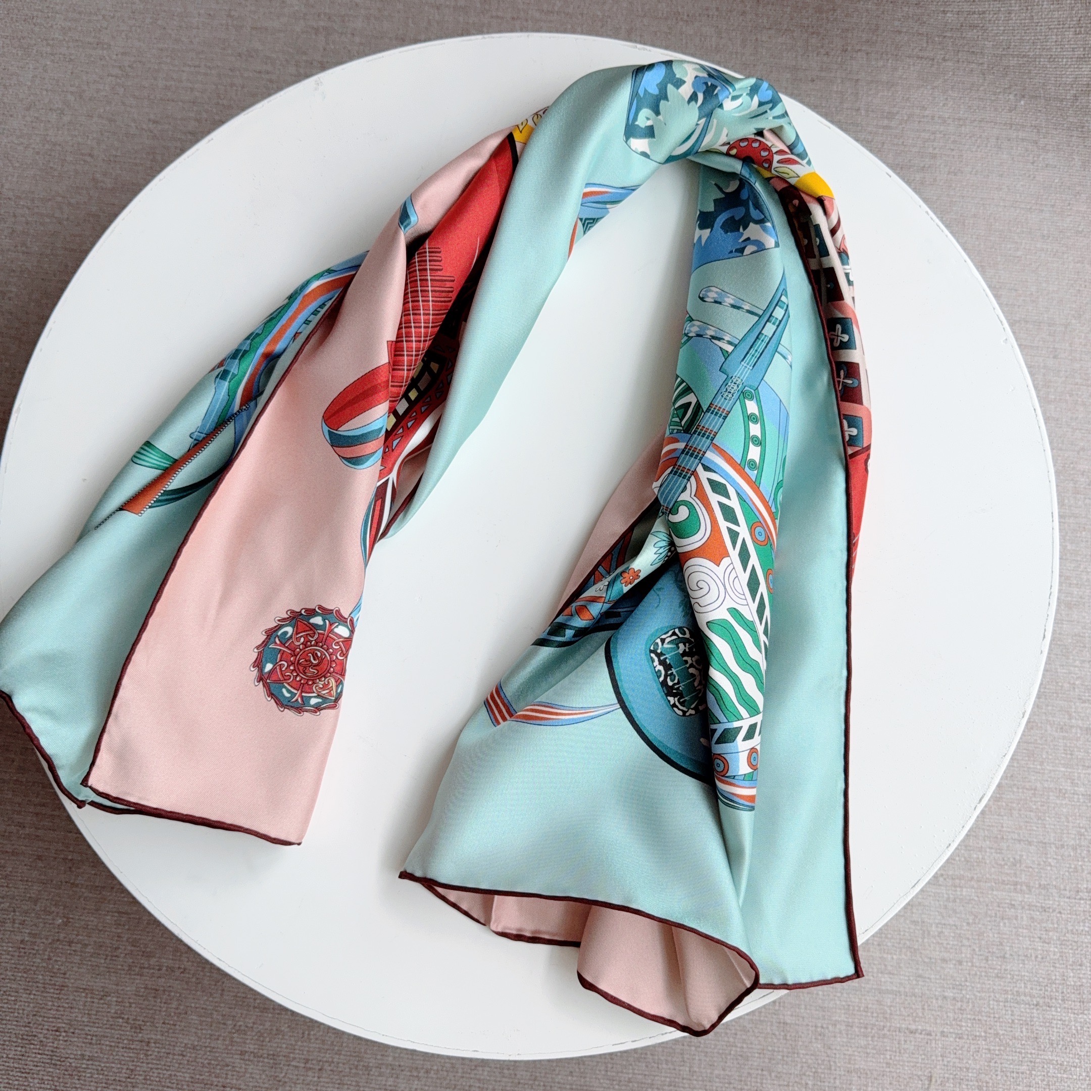 Nouveau Foulard Carré Double Face 90x90cm 100% Soie, Motif Instruments Rétro Classiques, Foulard de Tête Tendance pour Femme, Bandana