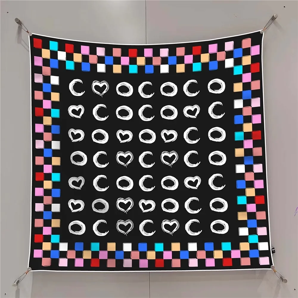 Nouvelle couleur assortie Plaid amour petit C femmes sergé soie crème solaire châle grand foulard carré foulard en gros