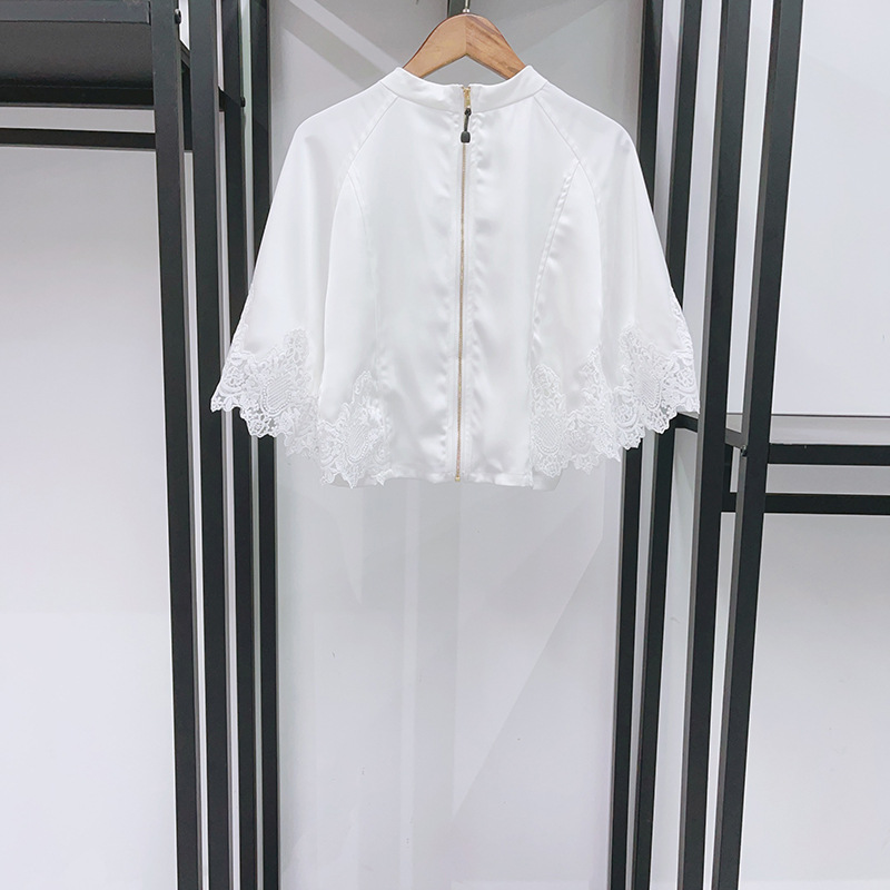 Chemisier élégant pour femme en satin à col semi-montant avec empiècements, fermeture éclair au dos et manches courtes en dentelle, Nouveauté 2026
