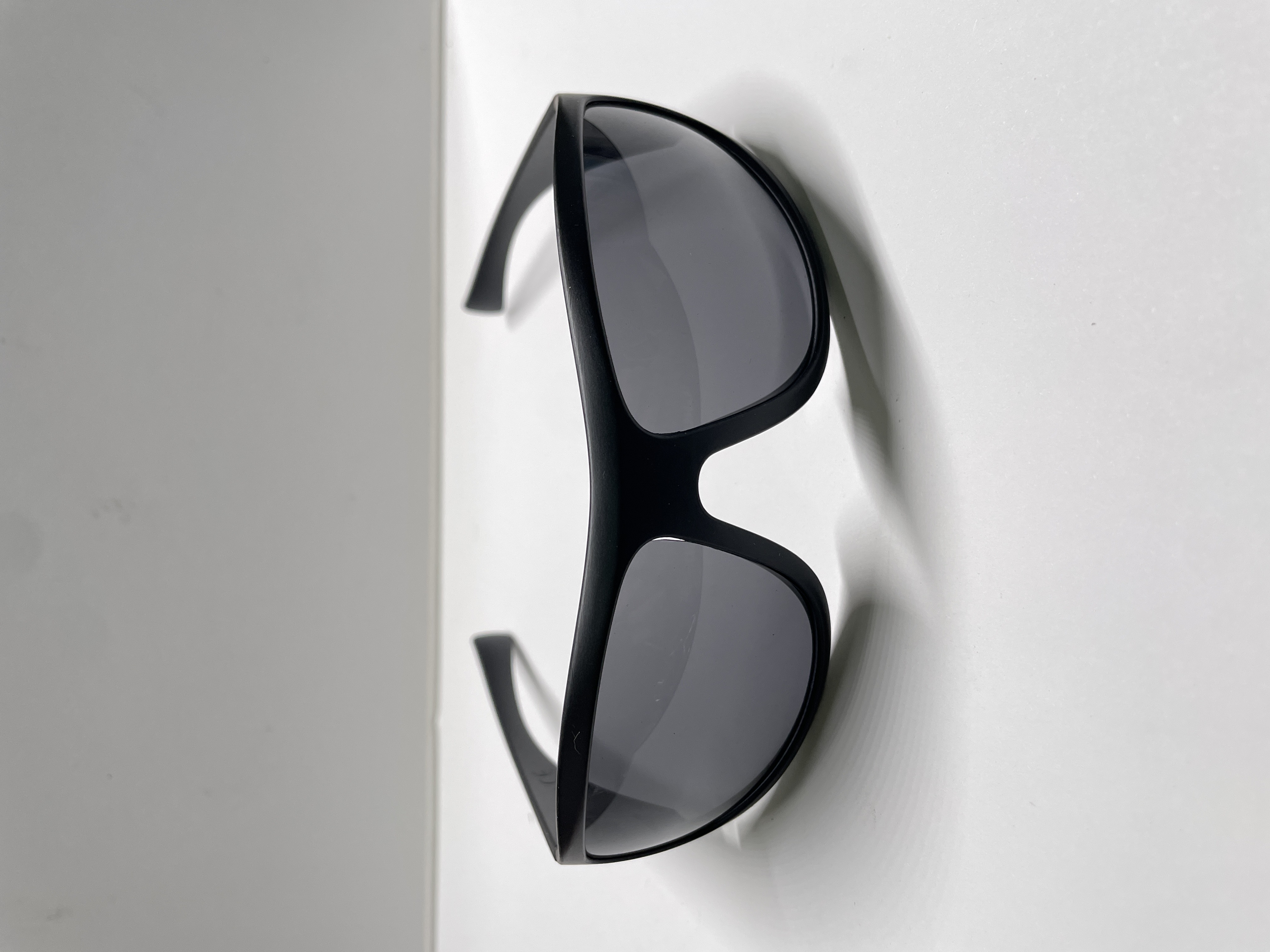 Lunettes de soleil tendance à monture irrégulière en PC, verres noirs et gris, polyvalentes, décontractées, pour homme, pour l'extérieur