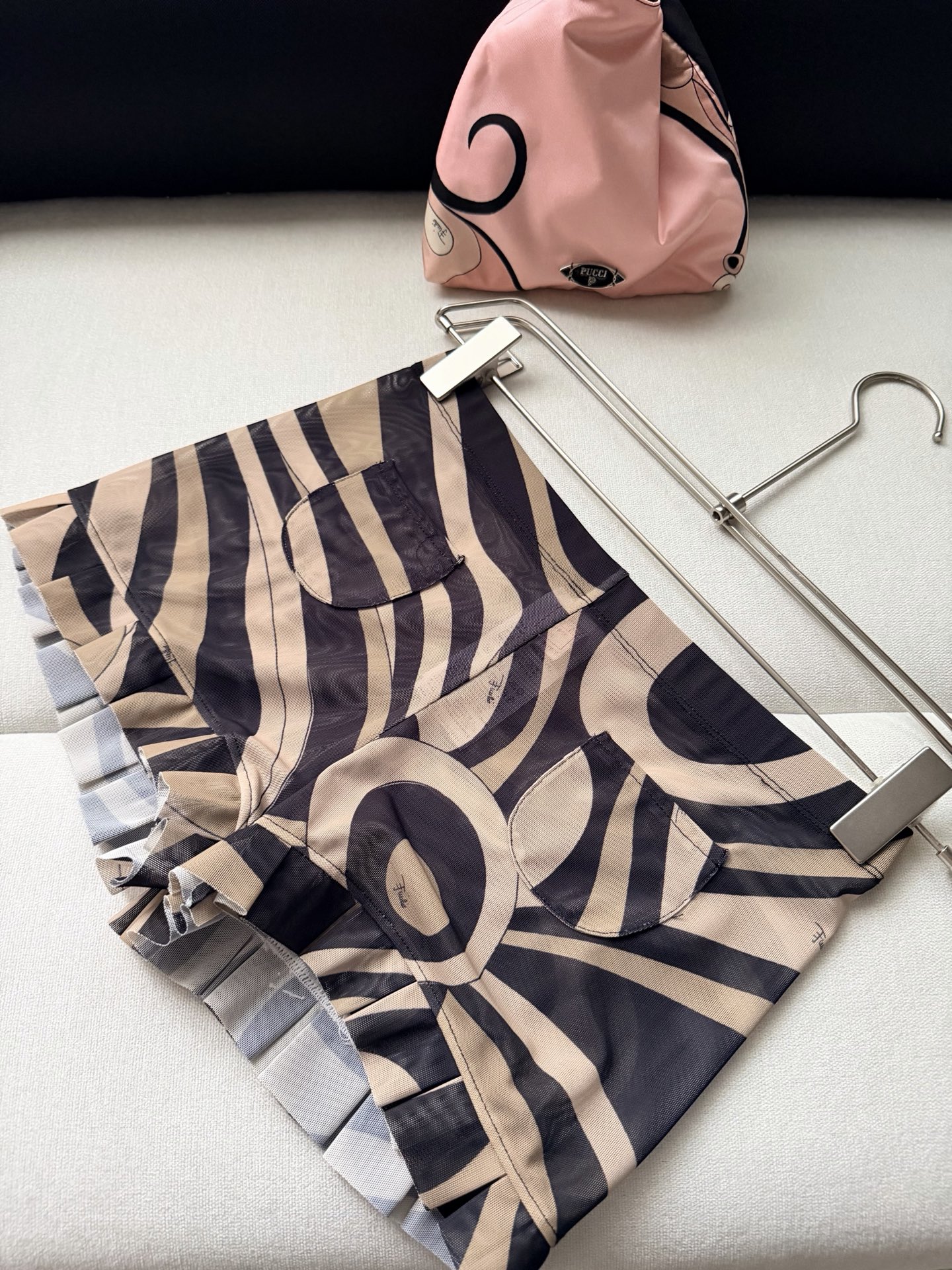 Chemise légère et transparente pour femme et short rayé minimaliste pour des vacances à la plage