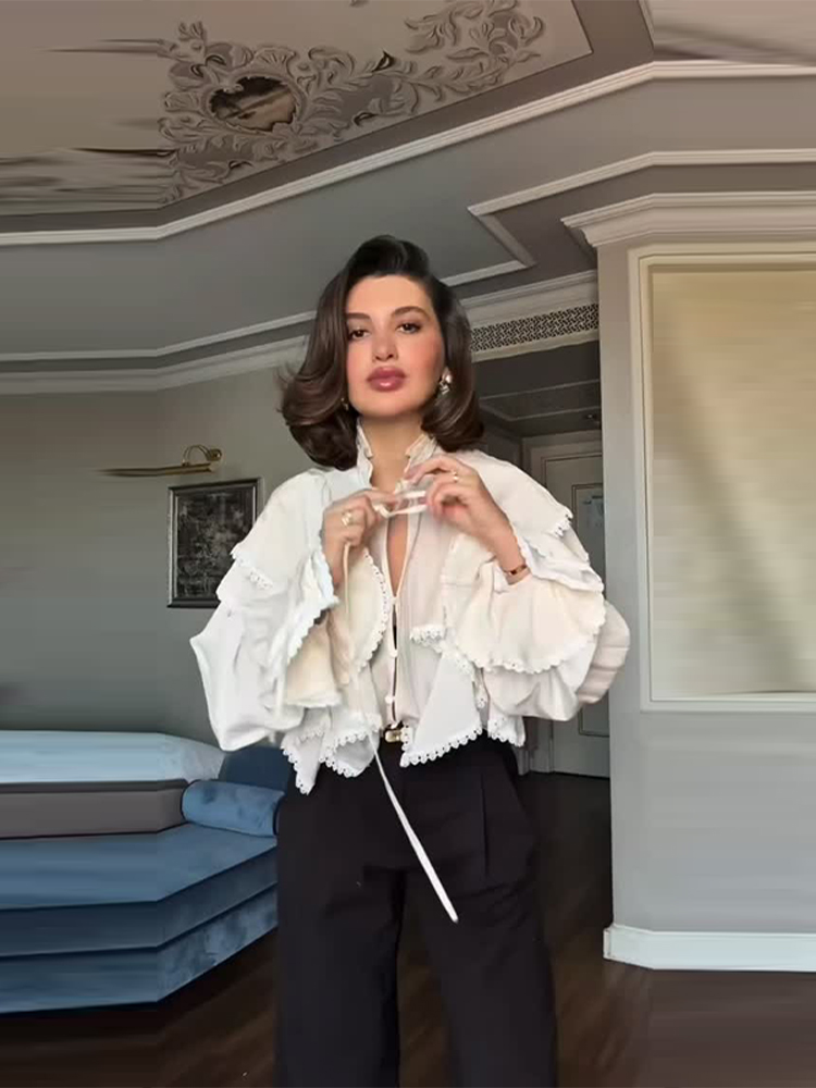 Chemisier à volants en dentelle et manches bouffantes pour femme, col noué, boutonné, coupe ajustée, style peplum élégant, style français 2026